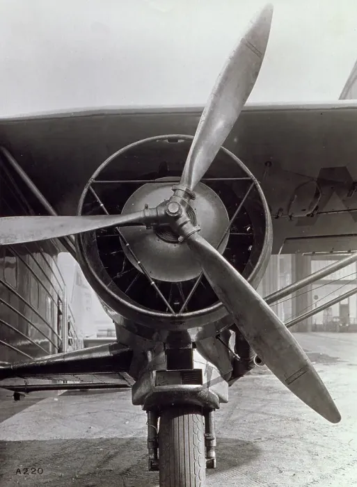 Impression encadrée : Vue aérienne d'un avion devant une infrastructure pour les dirigeables dans les années 1930.