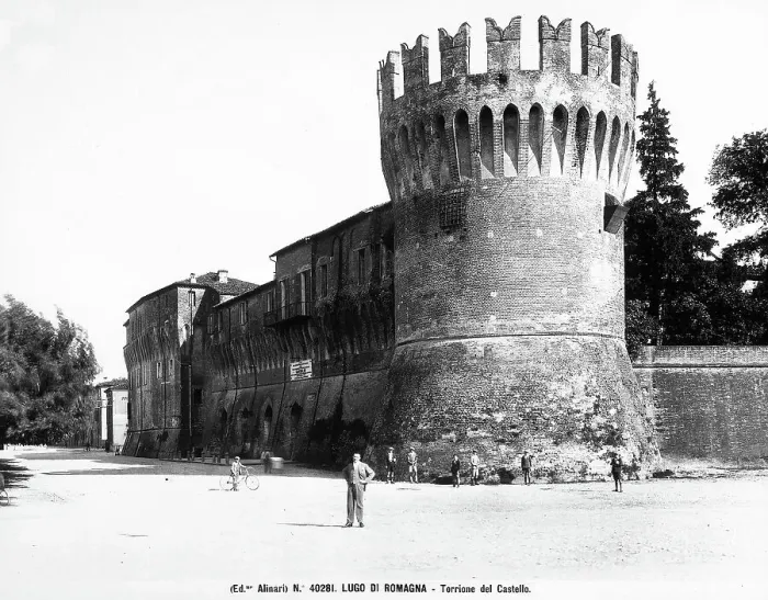 Impression encadrée : La tour d'angle avec les murs médiévaux de Lugo di Romagna, Ravenna