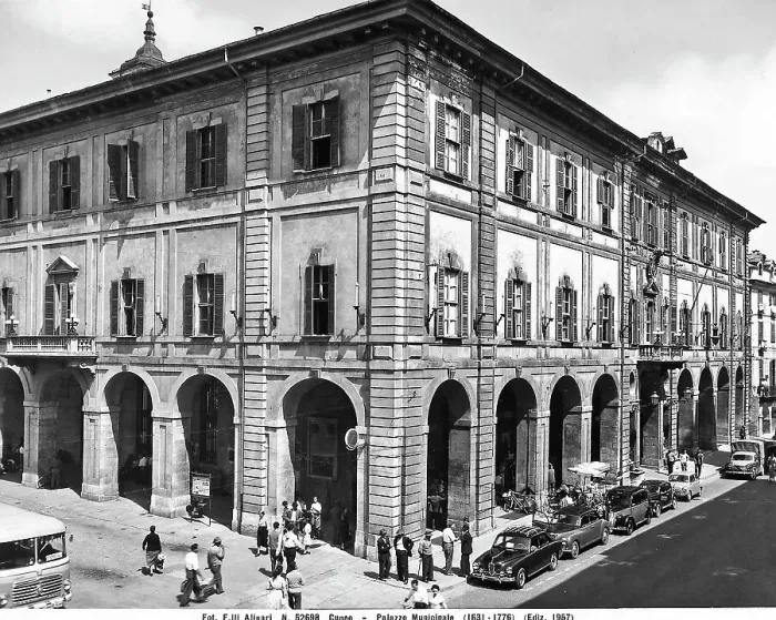 Stampa con cornice : Veduta angolare della facciata del Palazzo Comunale a Cuneo