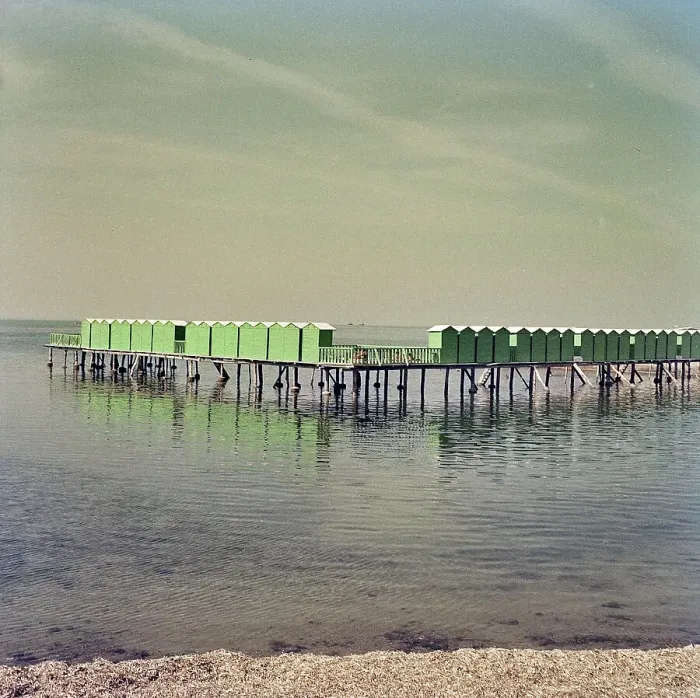 Stampa con cornice : Cabine balneari su un pontile