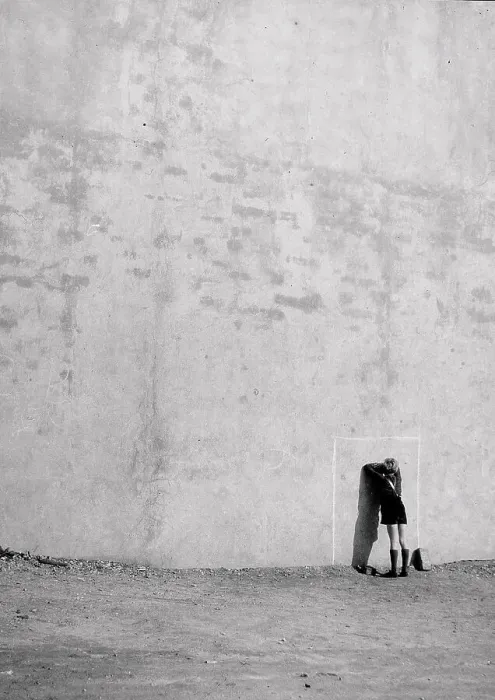 Stampa con cornice : Bambino appoggiato ad un muro durante un gioco