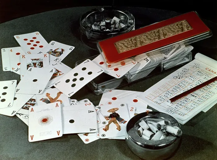 Stampa con cornice : Primo piano su carte da gioco sparse su un tavolo