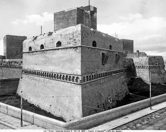 Impresión enmarcada : Castillo de Bari, torre angulosa en primer plano.