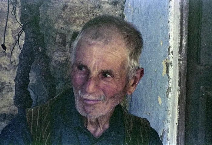 Impresión enmarcada : Un anciano sentado en un sillón.