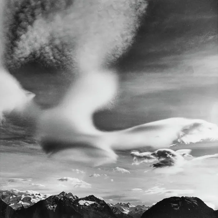 Gerahmter Druck : Wolken über einem bergigen Landschaftsraum