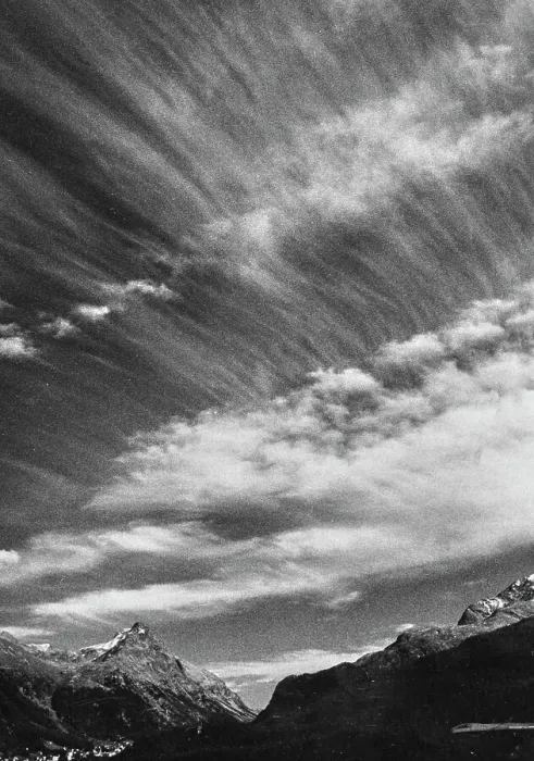 Gerahmter Druck : Wolken über einem bergigen Landschaftsraum