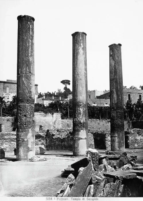 Stampa con cornice : Tre colonne appartenute all'antico Tempio di Serapide Stampa con cornice : Tre colonne appartenute all'antico Tempio di Serapide