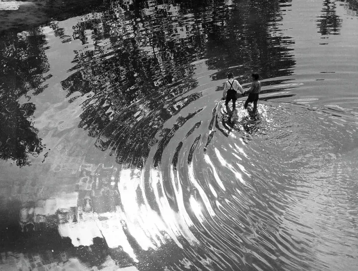 Impresión enmarcada : Un barco en un río.