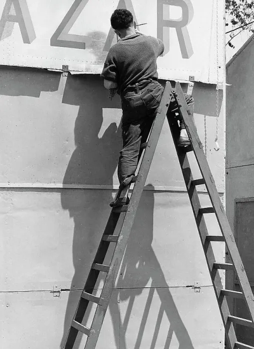 Stampa con cornice : Decoratore al lavoro Stampa con cornice : Decoratore al lavoro