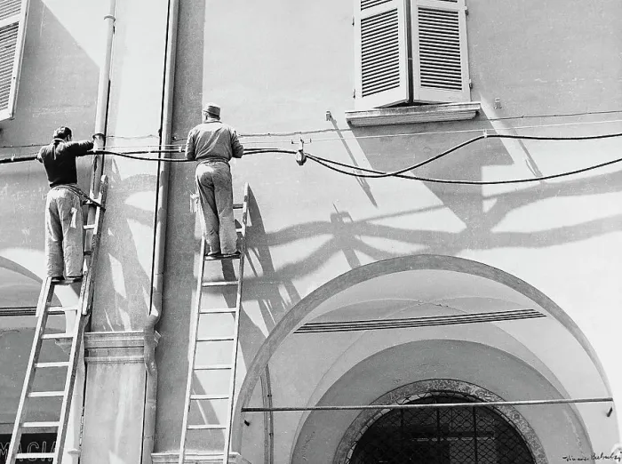Stampa con cornice : Elettricisti dell'ENEL a lavoro