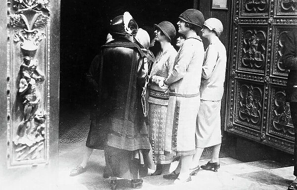 Florence. Tourists in front of the doors of the Baptistery. Postcard sent by the photographer to Vincenzo Balocchi