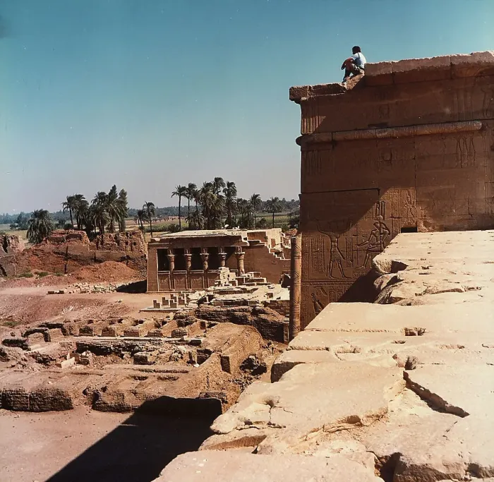 Impression encadrée : Veduta générale de l'intérieur du complexe templaire de Dendera, dans le Haut-Egypte, avec le Temple d'Hathor et le mammisi romain.