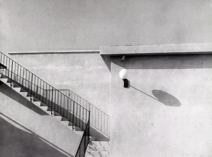 Stampa con cornice : 'Geometria'. Parte laterale di un edificio con le ombre proiettate sul muro