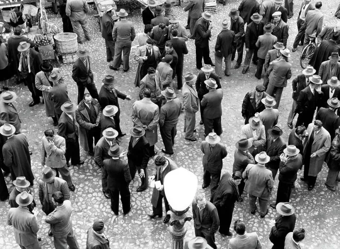 Gerahmter Druck : Männergruppe in Gespräch