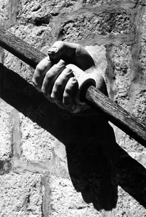 Gerahmter Druck : Ein Detail in Form einer Hand an einem Geländer