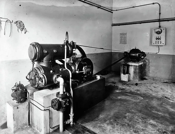 Impression encadrée : Machine à traiter la peau dans l'usine de tannage Pedani Impression encadrée : Machine à traiter la peau dans l'usine de tannage Pedani