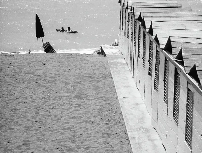 Gerahmter Druck : Italienische Küstenlandschaft mit Strandhütte
