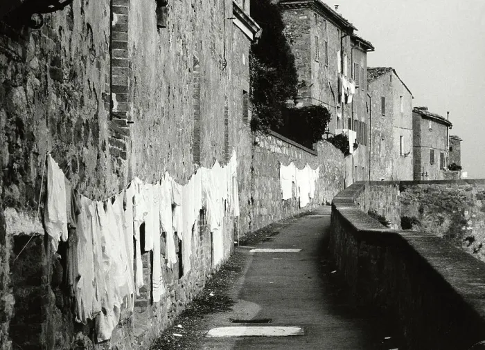 Impresión enmarcada : Panni stesi lungo un muro Impresión enmarcada : Panni stesi lungo un muro