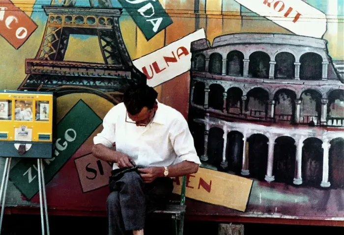 Stampa con cornice : Uomo seduto davanti ad un pannello dipinto
