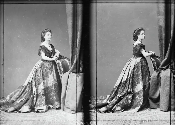 Stampa con cornice : Immagine multipla realizzata in studio, raffigurante una giovane donna in abito da sera