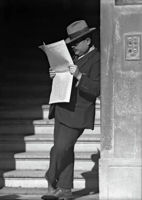Impression encadrée : Un homme lisant un journal à Florence.