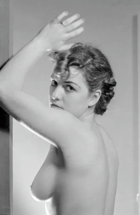 Stampa con cornice : Modella nuda in posa Stampa con cornice : Modella nuda in posa