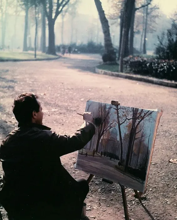 Impresión enmarcada : El pintor. Un pintor absorto en su obra, rodeado de colores y formas que
