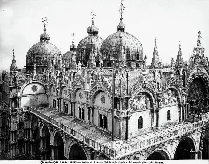 Stampa con cornice : Veduta di scorcio delle cupole e del secondo piano della Basilica di San Marco a Venezia