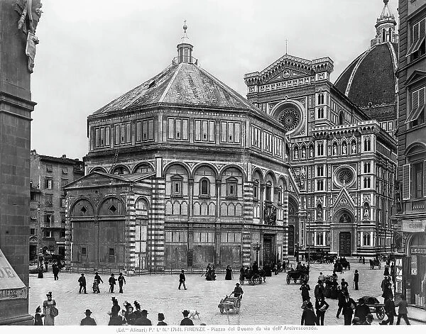Piazza S.Giovanni in Florence. In the foreground, the Baptistry