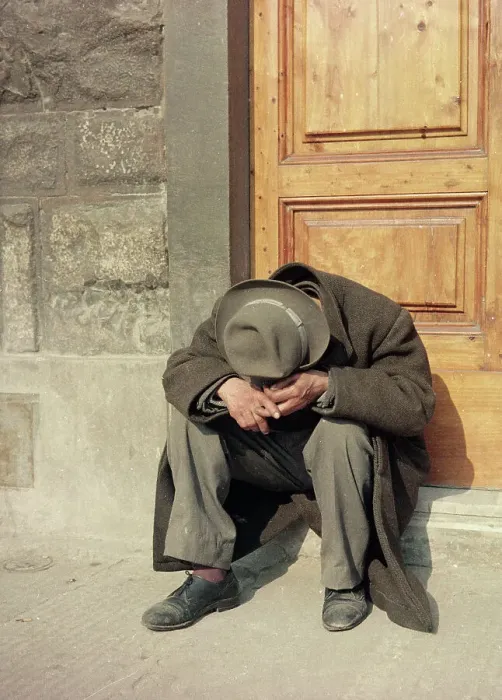 Stampa con cornice : Povero addormentato seduto su una soglia, Firenze