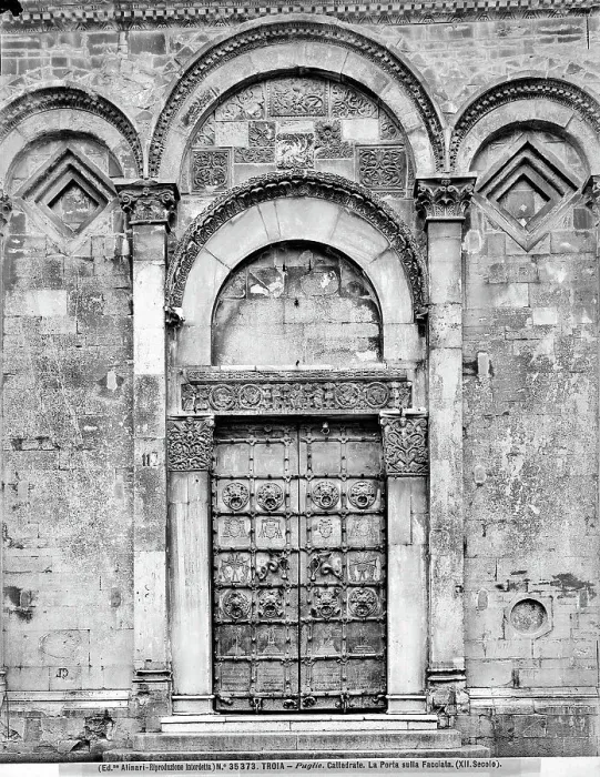 Stampa con cornice : Il portale della facciata del Duomo di Santa Maria Assunta, a Troia, in Puglia Stampa con cornice : Il portale della facciata del Duomo di Santa Maria Assunta, a Troia, in Puglia