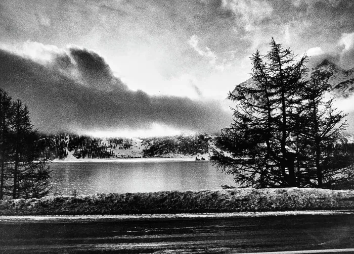 Stampa con cornice : Engadina. Riflessi di luce su un lago