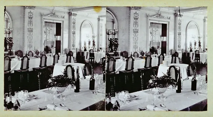 Gerahmter Druck : Der Salonsaal des Restaurants mit gestellten Tischen