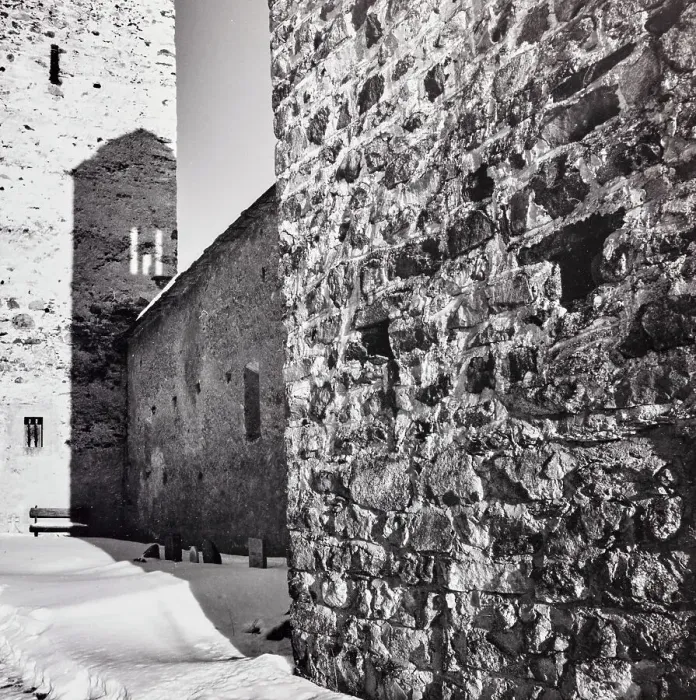 Stampa con cornice : Engadina. Ombra del campanile