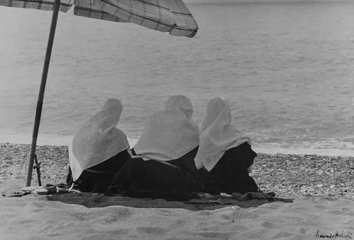 Stampa con cornice : Tre suore in spiaggia