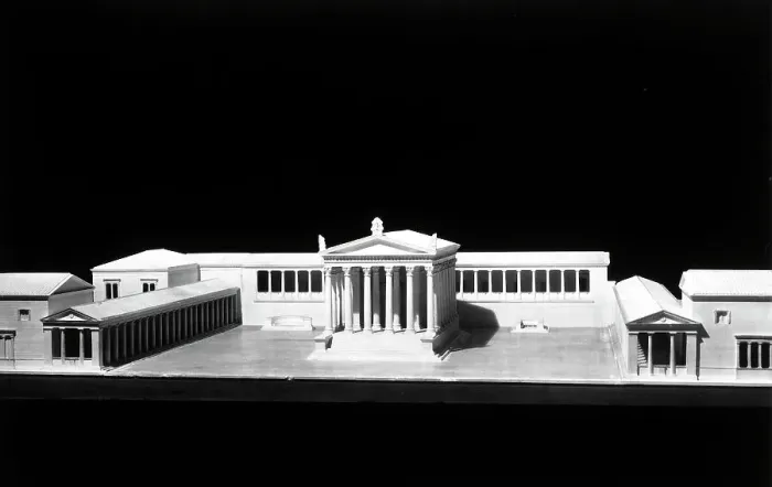 Stampa con cornice : Modellino del Tempio di Traiano a Pergamo; plastico esposto alla Mostra Stampa con cornice : Modellino del Tempio di Traiano a Pergamo; plastico esposto alla Mostra