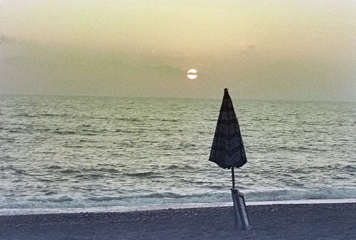 Stampa con cornice : Tramonto sulla spiaggia di Cecina