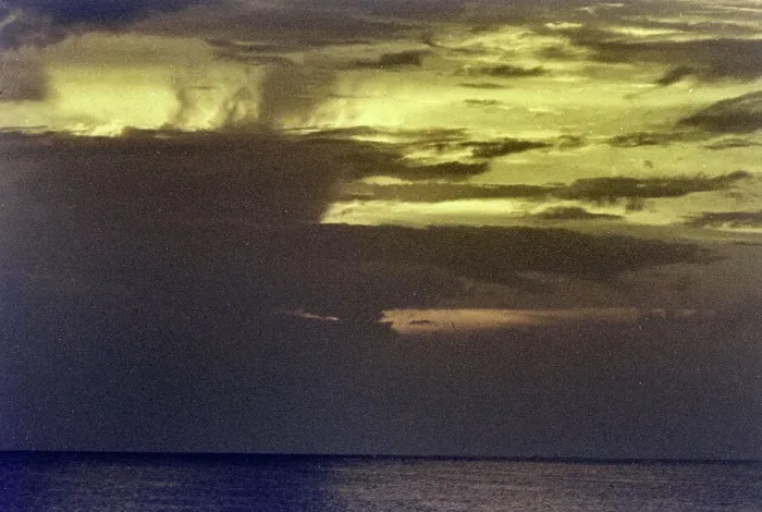Impresión enmarcada : Tramonto sul mare con barca a vela