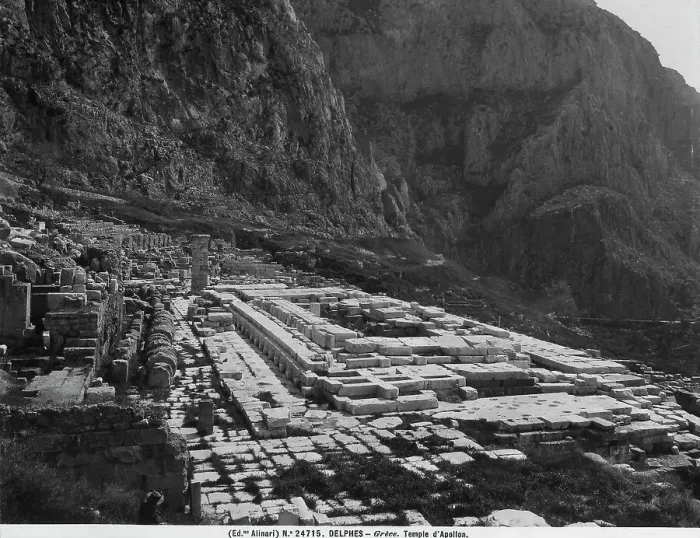 Stampa con cornice : Delfi. Il tempio di Apollo a Delfi, in Grecia Stampa con cornice : Delfi. Il tempio di Apollo a Delfi, in Grecia