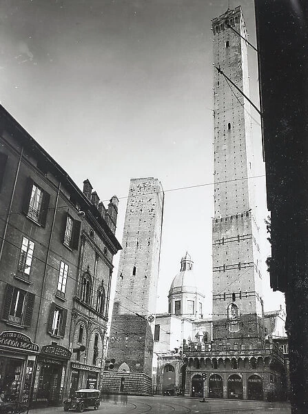 The two towers seen from Via Rizzoli, Bologna