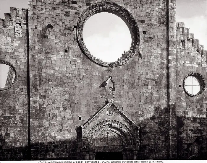Stampa con cornice : Particolare superiore della facciata della Cattedrale di Conversano, in Puglia Stampa con cornice : Particolare superiore della facciata della Cattedrale di Conversano, in Puglia