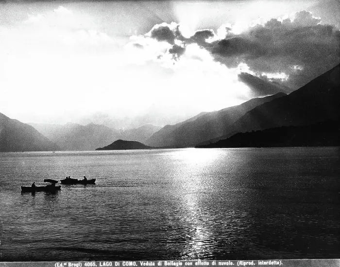 Stampa con cornice : Veduta di Bellagio con effetto di nuvole