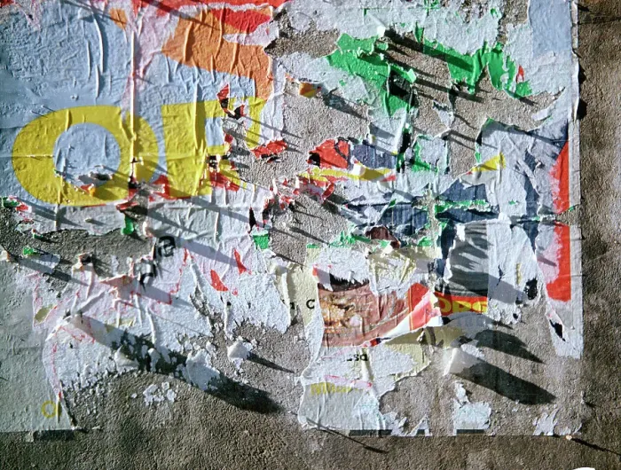 Stampa con cornice : Parete con manifesti strappati