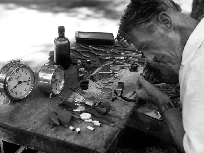 Stampa con cornice : Orologiaio al lavoro