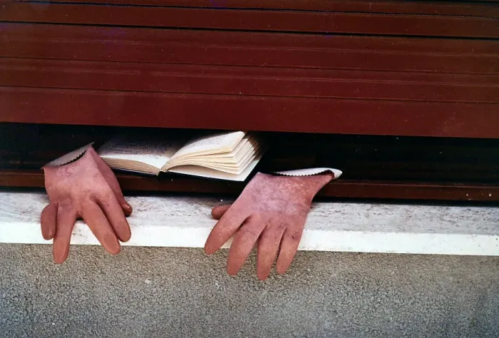 Gerahmter Druck : Ein Mann liest in einem Fenster mit Handschuhen und Buch. Gerahmter Druck : Ein Mann liest in einem Fenster mit Handschuhen und Buch.