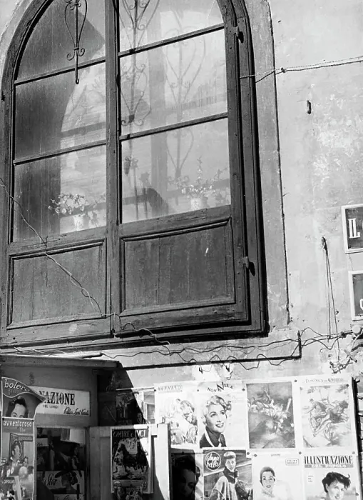 Stampa con cornice : Finestra sopra un chiosco di giornali