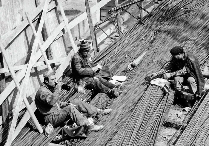 Stampa con cornice : Operai in pausa pranzo