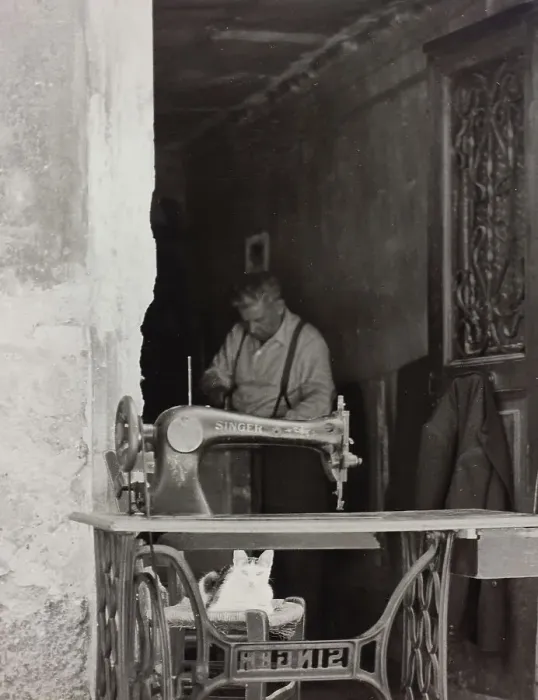 Stampa con cornice : Laboratorio di un sarto. Macchina da cucire Singer in primo piano