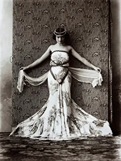 Modèle italien, vêtu dun costume à fleurs