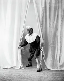 Attore in einem Theater vor der Bühne